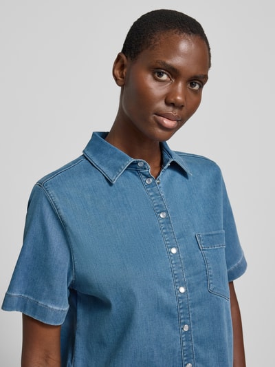 Frauenmodel trägt Jeansbluse mit Brusttasche Modell 'GIULETTE' von Raffaello Rossi aus Lyocell-Mix, Boxy Fit, Nahaufnahme Oberkörper.