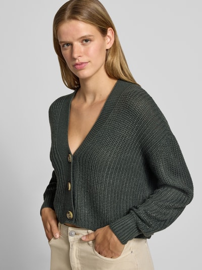 Vrouwenmodel draagt boxy fit gebreid jack met v-hals model 'CAROL' van ONLY in donkergrijs, Dames, textuur grofgebreid, Nahaufnahme Oberkörper.