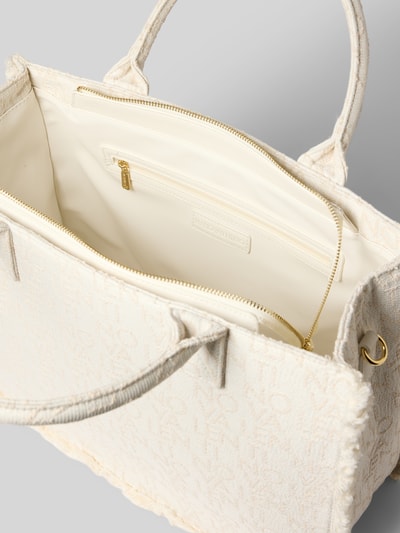 Produktfoto, cremefarbene Handtasche mit Label-Stitchings Modell 'SHYLA' von VALENTINO BAGS mit Fransen, Hauptfach mit Reißverschluss, Reißverschlusstasche innen, kurze Tragegriffe, verstellbarer Schultergurt, Maße ca. 41 cm Breite, 31 cm Länge, 17 cm Tiefe, Schulterriemen 110 cm, strukturierte Stoff-Oberfläche.