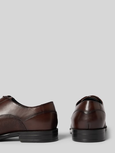 Produktfoto, Derby Schnürschuh aus echtem Leder von BOSS in brauner Lederoptik, abgerundete Schuhspitze, flacher Absatz, Schnürung.