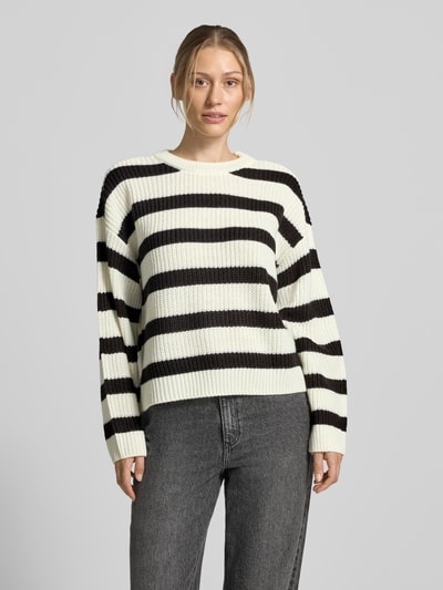 Frauenmodel trägt Regular Fit Pullover mit Crew Neck Modell 'LEA' von VERO MODA, schwarz-weiß gestreift, strukturierte Oberfläche, Ganzkörperansicht von vorne. Damen Pullover von VERO MODA.