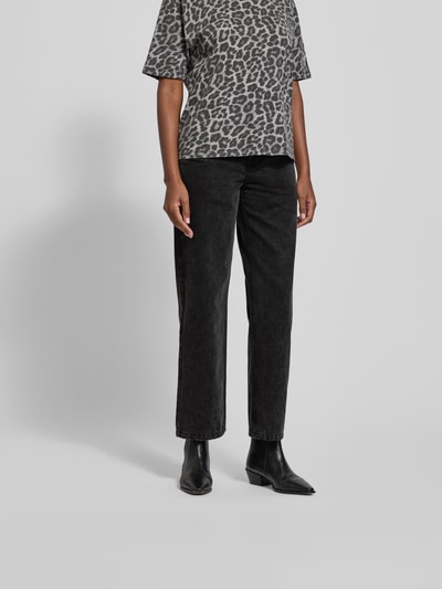 Frauenmodel trägt Jeans mit 5-Pocket-Design von black palms, schwarze reine Baumwolle, lockerer Schnitt, Nahaufnahme Unterkörper.