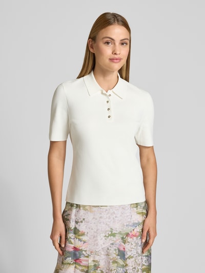 Vrouwenmodel draagt T-shirt uit viscosemix met polokraag model 'ELBETH' van Ted Baker, nauwsluitend model, met stretch, Ganzkörperansicht von vorne.