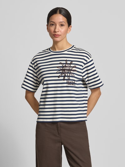 Frauenmodel trägt Damen T-Shirt von Weekend Max Mara, Modell 'SABATO', Optik: Unifarben, Regular-Fit, Floral-Stitching, Rundhals, Kurzarm, Feinripp, Reine Baumwolle, Ganzkörperansicht von vorne.