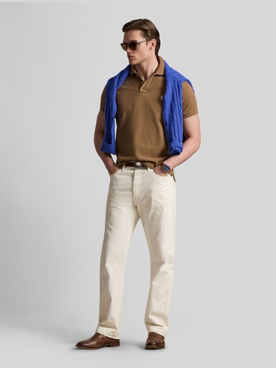 Męski model nosi Regular Fit Poloshirt aus reiner Baumwolle von Polo Ralph Lauren, jednolity kolor, logo, krój regular fit, piqué, bawełna, całopostaciowy widok z przodu.