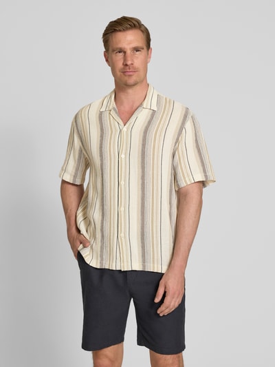 Männermodel trägt Relaxed Fit Freizeithemd aus reiner Baumwolle Modell 'RLXCAL' von SELECTED HOMME, Optik:Allover-Muster, Kurzarm, Ganzkörperansicht von vorne.
