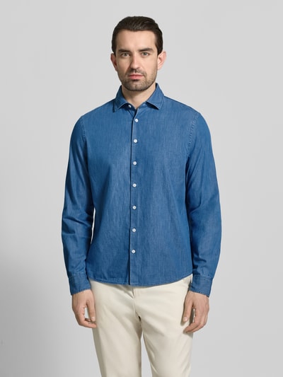 Männermodel trägt Regular Fit Freizeithemd in Denim-Optik mit Kentkragen von MAERZ Muenchen, reine Baumwolle, Frontansicht Oberkörper.