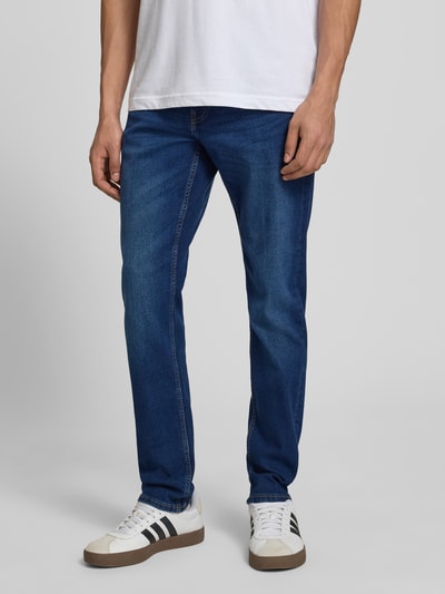 Männermodel trägt Slim Fit Jeans aus Baumwoll-Mix mit Viskose-Anteil Modell 'LOOM' von Only & Sons in Denim-Optik, 5-Pocket-Design, Label-Prägung, Materialverarbeitung Twill, Knopf und verdeckter Reißverschluss, Ganzkörperansicht von vorne.