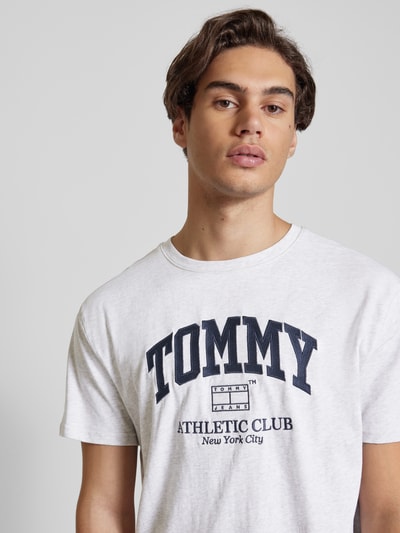 Tommy Jeans T-Shirt mit Label-Print Mittelgrau Melange 3
