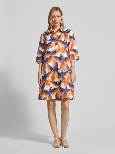 Frauenmodel trägt Knielanges Hemdblusenkleid im Allover-Look von Christian Berg Woman aus Reine Baumwolle, Gerader-Schnitt, Ganzkörperansicht von vorne.