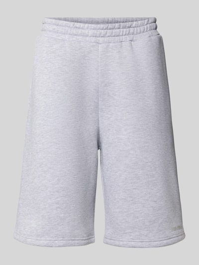 Produktfoto, Sweatshorts mit Logo-Print von REVIEW, jasnoszary kolor, mieszanka bawełny, krój loose fit, elastyczny pas, nadruk z logo, szerokość w rozmiarze M: 45 cm, długość wewnętrzna nogawki w rozmiarze M: 28 cm