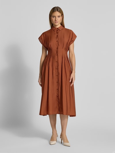 Frauenmodel trägt Hemdblusenkleid mit Knopfleiste von Jake*s Collection aus Mohair-Mix, taillierter Schnitt, Midikleid, bräunlicher Ton, glatte Textur, Hemdblusenkragen, durchgehende Knopfleiste, Rückenlänge 125 cm, Brustweite 57 cm, Ganzkörperansicht von vorne.