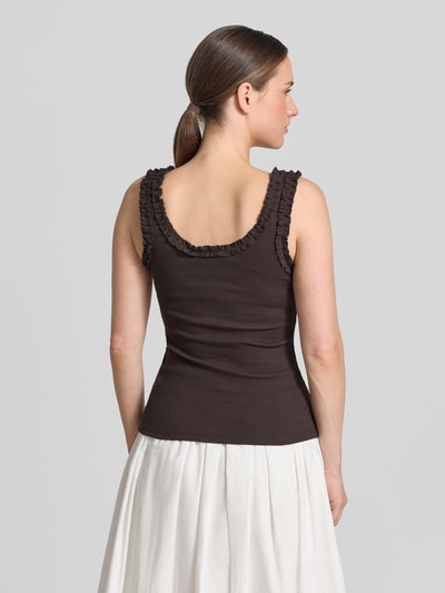 Frauenmodel trägt Trägertop mit Rundhalsausschnitt und Rüschen von Copenhagen Muse, Baumwoll-Elasthan-Mix, Slim-Fit, Ripp-Optik, Rückenlänge 38 cm, Ganzkörperansicht Rückansicht.