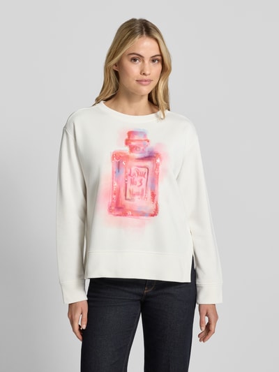 Vrouwenmodel draagt sweatshirt met motiefprint en pailletten van Milano Italy, katoenmix, relaxed fit, ronde hals, motiefprint, pailletten, katoenmix, ronde hals, relaxed fit, motiefprint, relaxed fit, motiefprint, pailletten, ganzekörperaanzicht van voren
