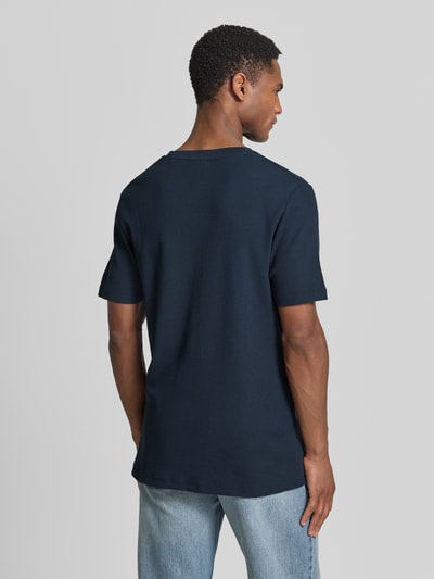 Männermodel trägt Regular Fit T-shirt aus katoenmix van s.Oliver RED LABEL, look: effen, pasvorm: regular fit, piqué, korte mouw, borstzak, ganzkörperansicht rückansicht.