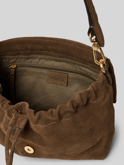 Produktfoto, Handtasche aus Leder Modell 'TEMI' von Abro in Braun, samtige Textur, goldener Magnetverschluss, Innenfach mit Zipper, Kontext: Damen Handtasche von Abro, echtes Leder, Hauptfach mit Überschlag und Magnetverschluss, Modell 'TEMI', Tragehenkel, Schulterriemen, Maße 27x21x11 cm, Schulterriemen Länge 105 cm.