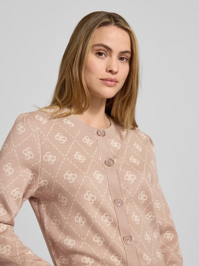 Kobiece modelka nosi Strickjacke mit Knopfleiste Modell 'SARAH' od Guess, bawełna, różowy kolor, wzór, zbliżenie na górną część ciała.