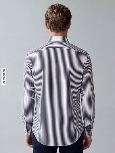 Männermodel trägt Regular Fit Businesshemd aus Baumwoll-Mix Modell 'H-Joe-kent' von BOSS mit feinen Streifen, Ganzkörperansicht Rückansicht, Herren Businesshemd von BOSS.