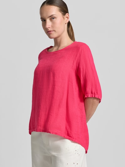 Frauenmodel trägt Relaxed Fit Leinenbluse mit 1/2-Arm Modell 'Pa44ulaa' von ZABAIONE in Pink, reine Leinenstruktur, Ganzkörperansicht von vorne.
