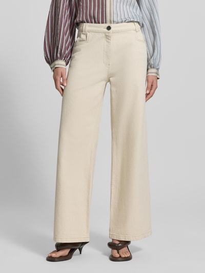Frauenmodel trägt Wide Fit Jeans mit Strukturmuster von Jake*s Casual aus Reiner Baumwolle in Beige mit Eingriffstaschen, Knopf- und Reißverschluss, Ganzkörperansicht von vorne.
