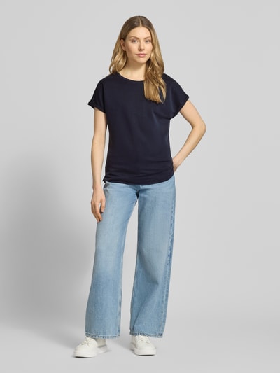 Frauenmodel trägt T-Shirt mit Viskosen-Anteil von Christian Berg Woman in Dunkelblau, Gerader-Schnitt, Rundhalsausschnitt, Ärmelumschläge, Rückenlänge 58 cm bei Größe S, Ganzkörperansicht von vorne.