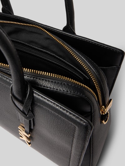 Productfoto, zwarte Handtasche aus Leder mit Label-Applikation Modell 'LAILA' van MICHAEL Michael Kors met ritssluiting, magneetsluiting, draagband, schouderband, afmetingen maat 1: 34 cm breedte, 22 cm lengte, 12 cm diepte, schouderbandlengte 33 cm, echt leer, structuur leder, goudkleurige details.