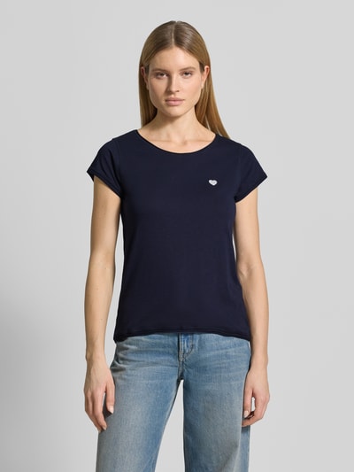 Frauenmodel trägt T-Shirt mit Stitching und Rundhalsausschnitt von Christian Berg Woman, dunkelblau, Regular Fit, reine Baumwolle, Nahaufnahme Oberkörper.