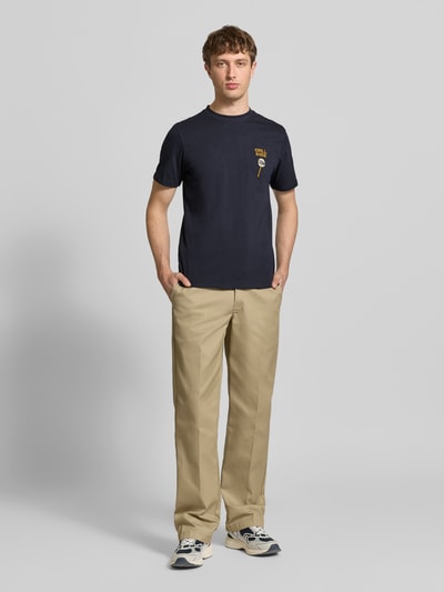 Männermodel trägt Regular Fit T-Shirt mit Statement-Stitching Modell 'Kameron' van Blend, katoen, ronde hals, marineblauw, voorkant, Ganzkörperansicht von vorne.
