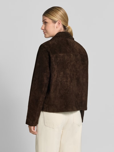 Frauenmodel trägt Lederjacke mit Kentkragen Modell 'ALAVA' von ICHI, echtes Büffelleder, Regular Fit, Rückansicht, Nahaufnahme Oberkörper.