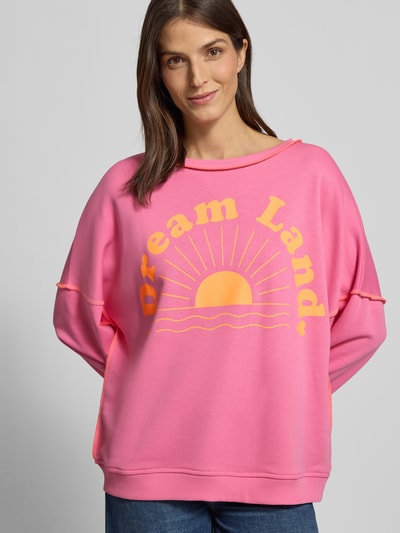 Frauenmodel trägt Oversized Sweatshirt mit gerippten Abschlüssen von miss goodlife in Pink mit Statement-Print, Nahaufnahme Oberkörper.