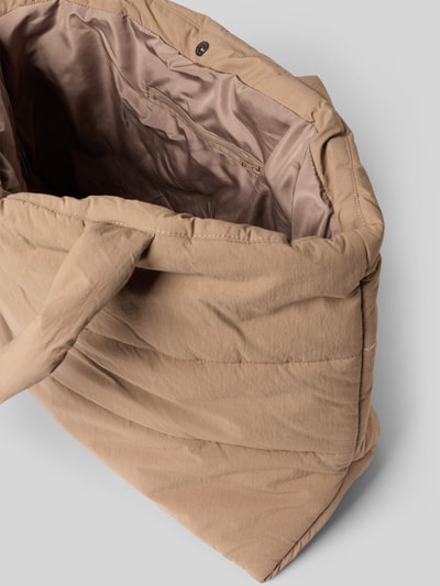 Produktfoto, Shopper mit Label-Detail Modell 'SASJA' von MSCH COPENHAGEN in Beige mit Steppnähte, Hauptfach mit Druckknopfverschluss, Tragehenkel, Maße 47x35x20 cm, Schulterriemen 62 cm.