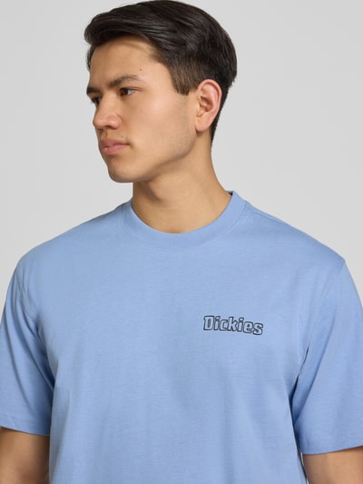 Männermodel trägt Herren T-Shirt mit Label-Print Modell 'FAIRLAWN' von Dickies, Reine Baumwolle, Regular-Fit, Rundhalsausschnitt, Nahaufnahme Oberkörper.