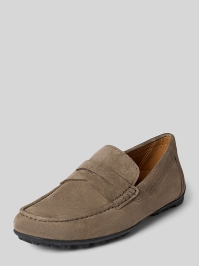Produktfoto, Loafers aus Leder Modell 'KOSMOPOLIS RIP' von Geox in taupe, strukturierte Oberfläche, profilierte Sohle, seitliche Ansicht. Herrenschuh, Schlupfform, Absatzhöhe 3 cm, Schafthöhe 6 cm, Schaftweite 5 cm.