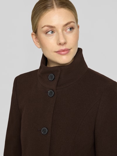 Vrouwenmodel draagt Regular Fit Mantel uit wolmix met kasjmier van FUCHS SCHMITT, opstaande kraag, knoopsluiting, steekzakken, getailleerde pasvorm, donkerbruin, zachte textuur, Nahaufnahme bovenlichaam. Ruglengte maat 36: 83 cm, schouderbreedte: 41 cm, borstwijdte: 42 cm, mouwlengte: 64 cm.