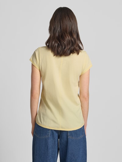 Vrouwenmodel draagt T-Shirt met V-Ausschnitt van Christian Berg Woman in lichtgeel, pure katoen, regular fit, rolzoom, ruglengte 59 cm, volledig van achteren gezien