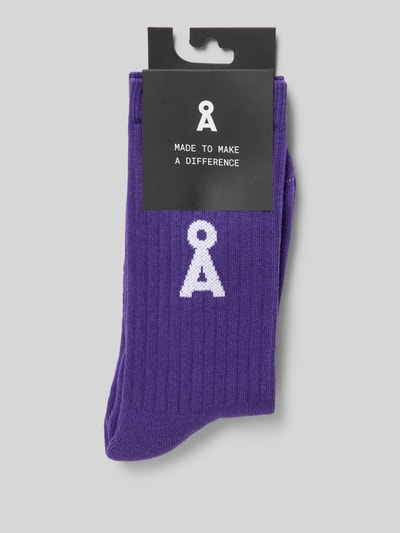 Produktfoto, fioletowe skarpety z białym logo, tekstura prążkowana, produkt Socken aus Baumwoll-Mix Modell 'SAAMUS' von armedangels, damskie skarpety