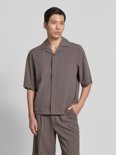Männermodel trägt Relaxed Fit Hemdjacke mit Reverskragen von Lindbergh in Grau, Material-Mix mit Viskose-Anteil, verdeckte Knopfleiste, Rückenlänge 69 cm, Schulterbreite 48 cm, Ärmellänge 34 cm, Ganzkörperansicht von vorne.