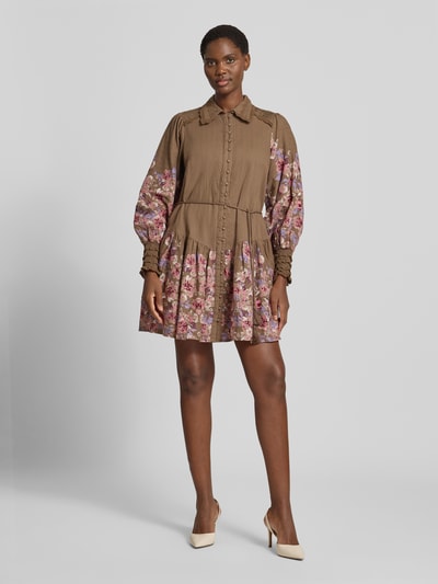 Frauenmodel trägt Hemdblusenkleid mit Bindegürtel Modell 'SOMELLU' von YAS, A-Linie, Baumwolle, florale Muster, Ganzkörperansicht von vorne.