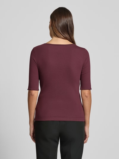 Frauenmodel trägt T-Shirt mit Rundhalsausschnitt und Label-Detail von Marc Cain aus Baumwoll-Elasthan-Mix, Slim-Fit, Rückenlänge 55 cm, Ganzkörperansicht Rückansicht.