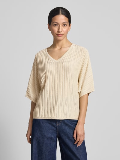 Frauenmodel trägt Strickshirt mit V-Ausschnitt Modell 'MOBBE' von B.Young, Beige, Relaxed-Fit, Baumwoll-Viskose-Mix, Ganzkörperansicht von vorne.