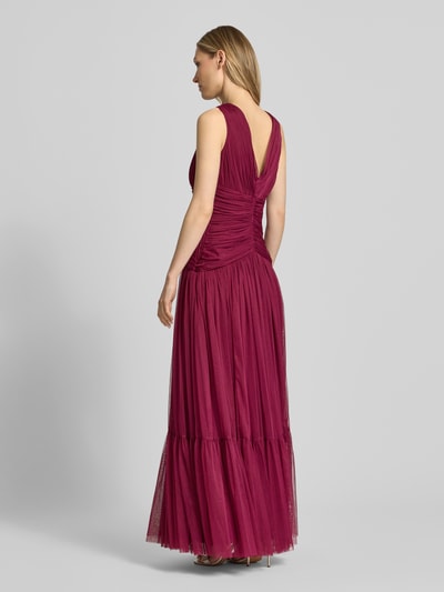 Modelka nosi Maxikleid aus Mesh mit V-Ausschnitt von LACE & BEADS, bordo, A-linia, drapowania, długość tyłu w rozmiarze S: 150 cm, szerokość w rozmiarze S: 40 cm, widok całej sylwetki z tyłu