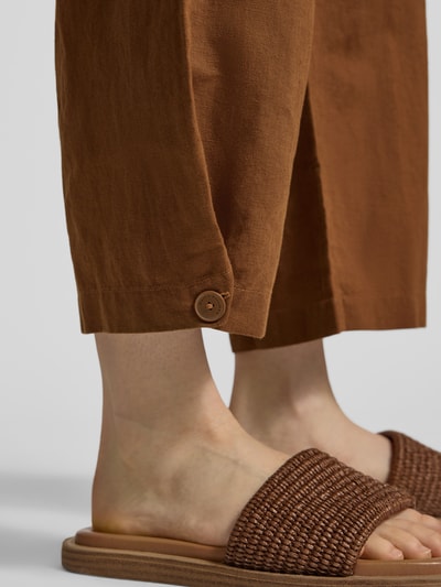 Frauenmodel trägt Regular Fit Leinenhose aus Leinen-Baumwolle-Mix von Marc O'Polo Denim, Optik: Unifarben, Detailaufnahme.
