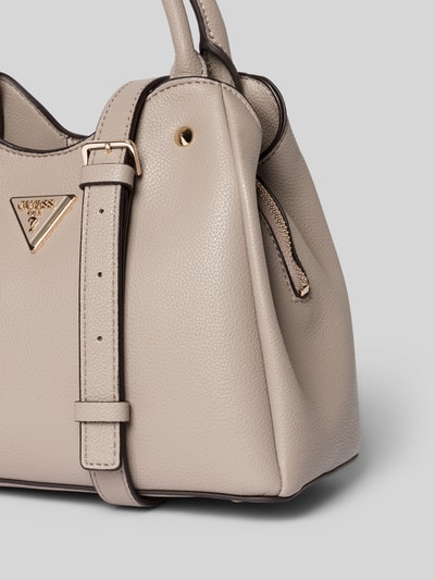 Produktfoto, Handtasche mit Label-Applikation Modell 'ECO MERIDIAN II' von Guess in Beige, mit Tragehenkel, Schulterriemen, Hauptfach mit Reißverschluss, Maße: 30 cm Breite, 21 cm Länge, 12 cm Tiefe, 122 cm Schulterriemen, genarbte Leder-Optik.