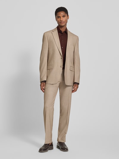 Männermodel trägt Extralanges Slim Fit Business-Hemd mit Kentkragen von Jake*s, bawełna, krój slim fit, bardzo długi rękaw, jednokolorowy, długość tyłu w rozmiarze 39/40: 84 cm, szerokość w rozmiarze 39/40: 49 cm, długość rękawów w rozmiarze 39/40: 72 cm, Ganzkörperansicht von vorne