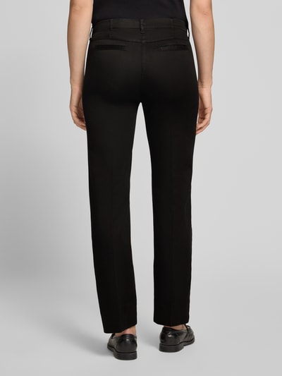Frauenmodel trägt Super Slim Fit Schmale Hose aus Lyocell-Baumwoll-Mix Modell 'LORELLA' von Raphaela By Brax in Schwarz, Ganzkörperansicht Rückansicht. Damen Schmale Hose von Raphaela By Brax.