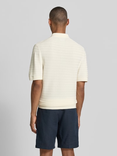 Męski model nosi Regular Fit Poloshirt mit kurzem Reißverschluss von MCNEAL, mieszanka bawełny i wiskozy, fakturowany wzór, kołnierzyk polo, zamek błyskawiczny, tył 69 cm, rękawy 26 cm, widok całej sylwetki od tyłu
