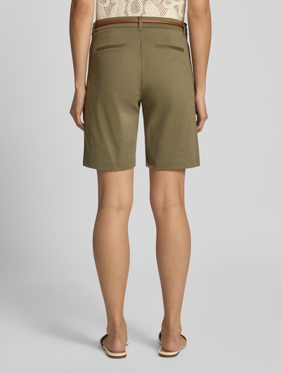 Vrouwenmodel draagt Bermudas met riem Model 'Days' van b.young, mix van katoen en elastaan, regular fit, kleur olijfgroen, ganzebeenaanzicht achterkant.