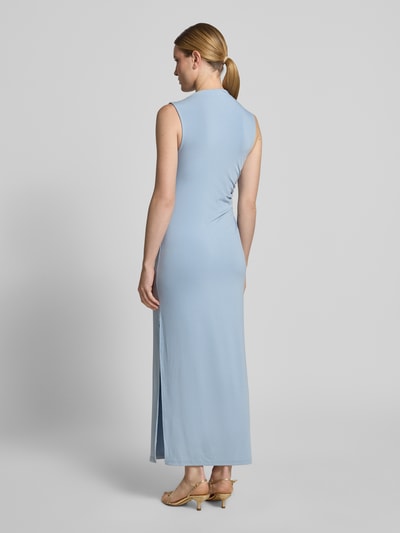 Frauenmodel trägt schmales Freizeitkleid mit Seitenschlitz Modell 'ROBIN-MAJA' von Selected Femme, Optik: Unifarben, Maxi-Länge, Rundhals-Ausschnitt, Ärmelform: Ohne, Materialverarbeitung: Stretch, zarte blaue Farbe, glatte Textur, Ganzkörperansicht Rückansicht.