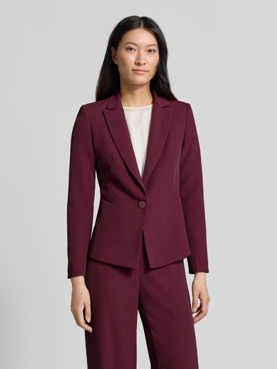 Vrouwenmodel draagt Slim Fit Blazer met reverskraag van Rinascimento in bordeauxrood, knoopsluiting, paspelzakken, ruglengte 56 cm, vooraanzicht van het hele lichaam