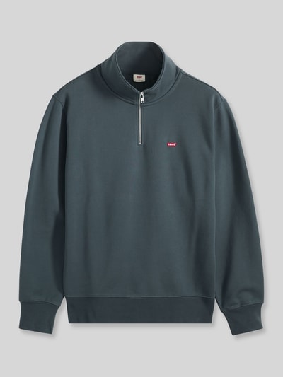 Produktfoto, dunkelgrüner Regular Fit Pullover aus reiner Baumwolle von Levi's®, glatte Oberfläche, dezentes Logo auf der Brust